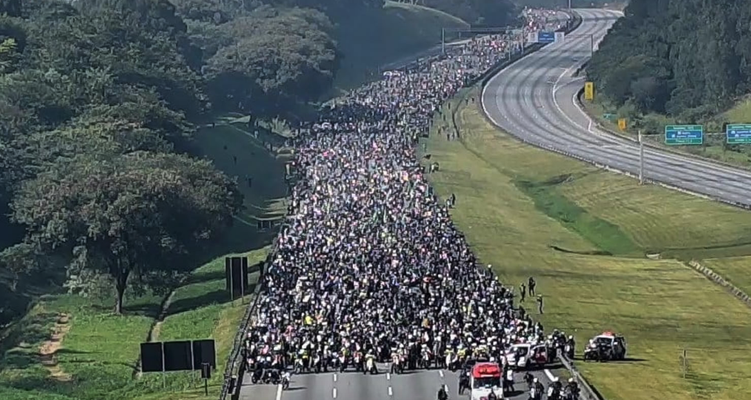 Milhares de motociclistas apoiam Bolsonaro