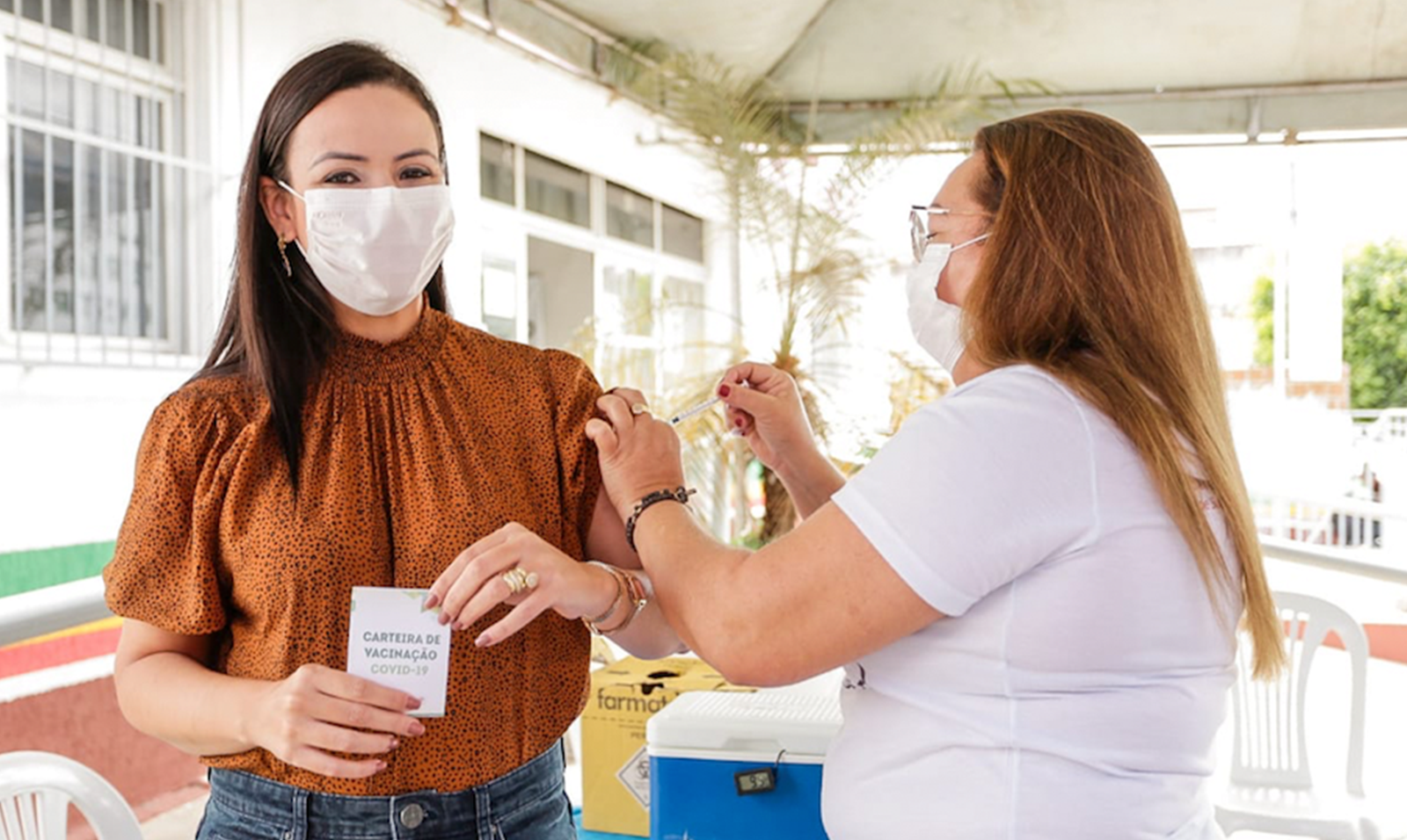 Prefeita de Serra Talhada recebe a primeira dose contra a covid-19