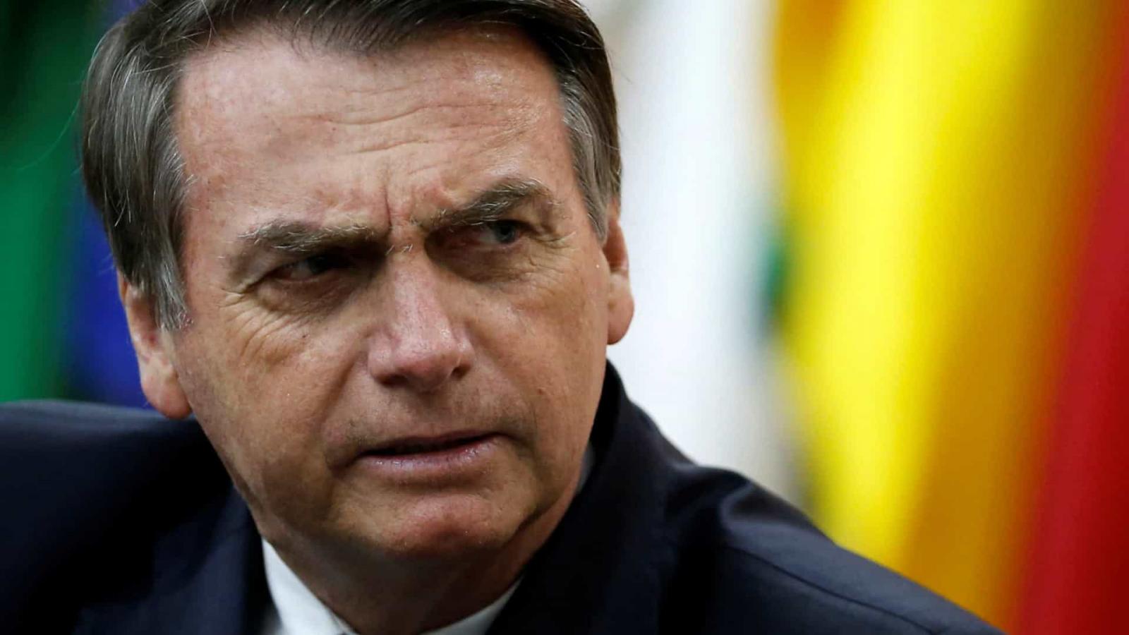 Sem citar nomes, Bolsonaro insinua que uma autoridade sofre chantagem