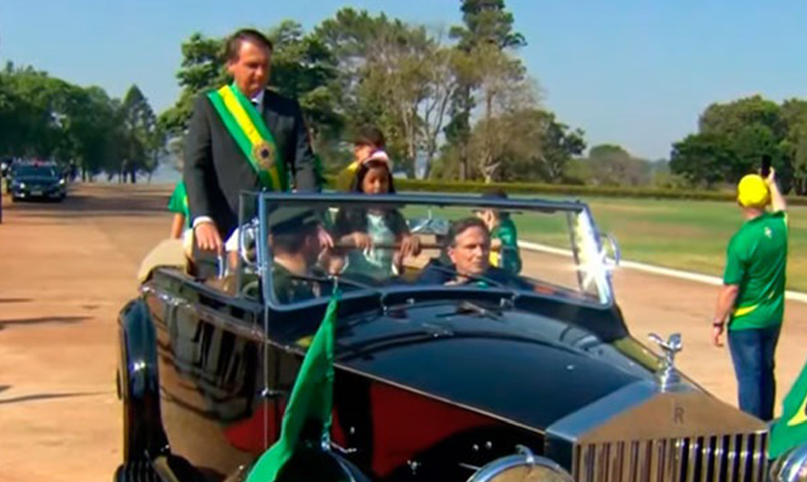 Nelson Piquet conduz Rolls-Royce no desfile de Bolsonaro no Alvorada
