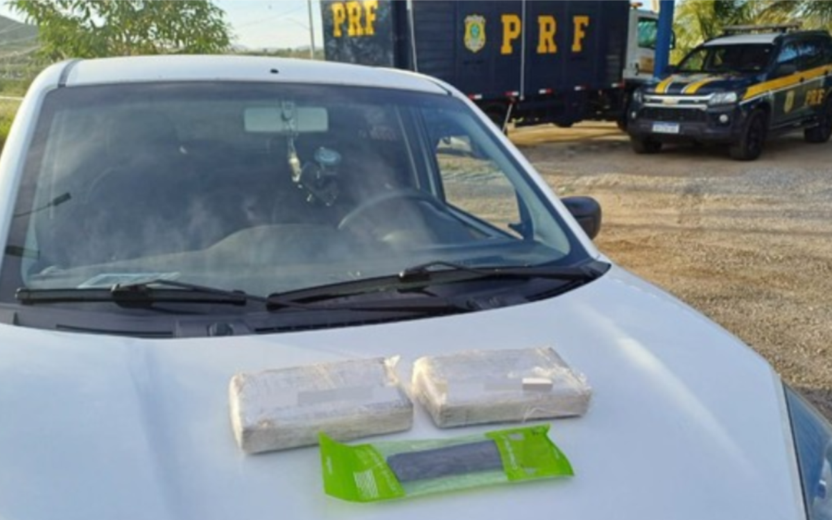 PRF localiza cocaína no painel e pistola no porta-luvas de um carro