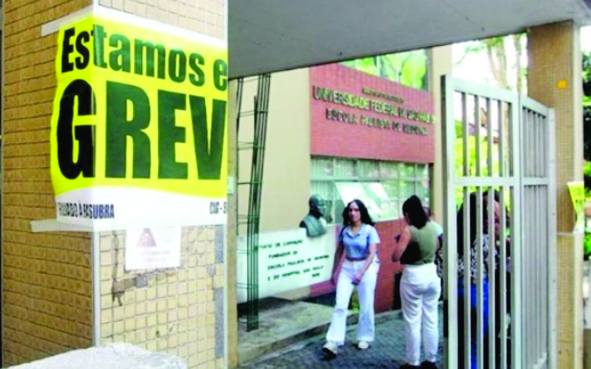 Professores das universidades federais do CE recusam proposta do governo Lula e mantêm paralisação