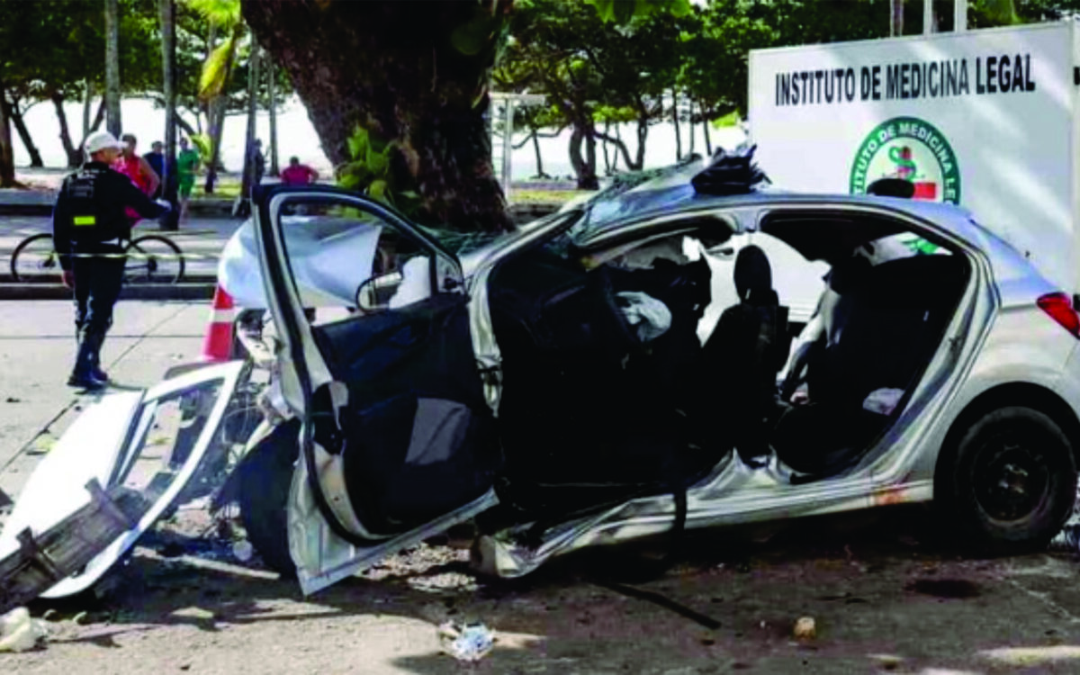 Cinco pessoas morrem após carro bater em árvore no Recife